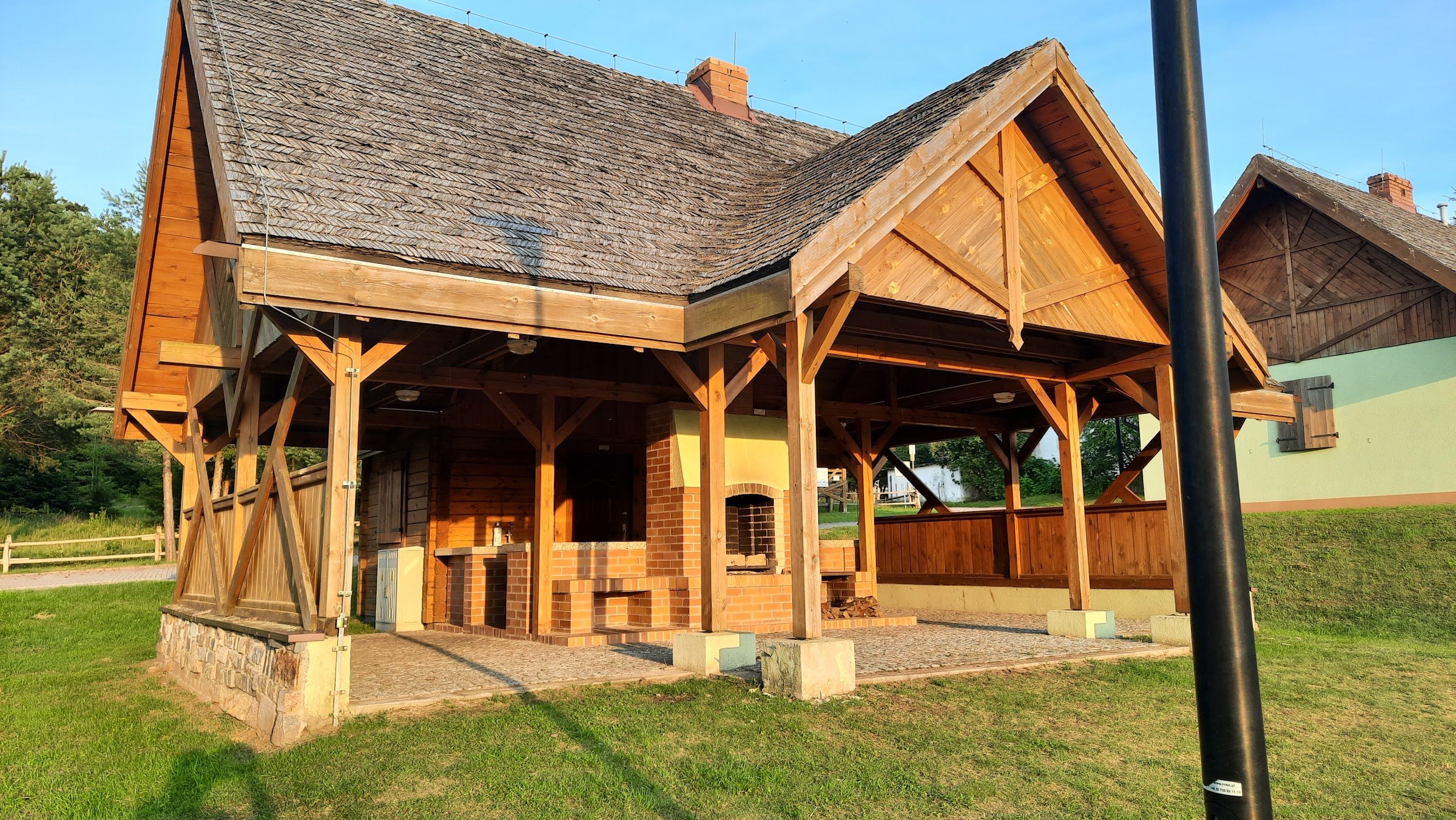 Plac rekreacyjny nad jeziorem Pobondzie